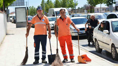 Çorum’da yolda kalan sürücünün yardımına belediye temizlik personeli koştu