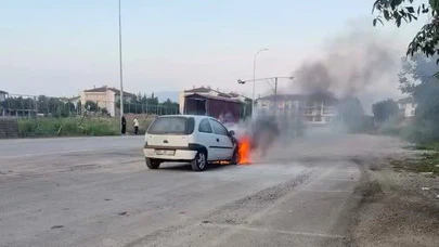 Otomobilin Motor Bölümü Alev Aldı