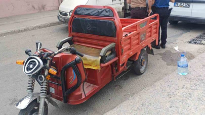 Elektrikli Motosiklet ile Hafif Ticari Araç Çarpıştı: 5 Yaralı