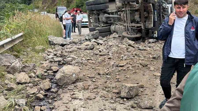 Hafriyat Kamyonu Devrildi: Sürücü Yaralandı