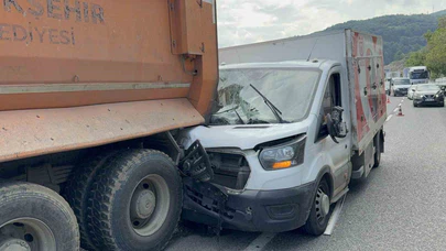 Kamyonet Hafriyat Kamyonuna Arkadan Çarptı: 1 Yaralı