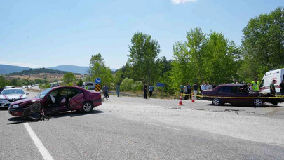 İki Otomobil Çarpıştı: 1 Ölü, 3 Yaralı
