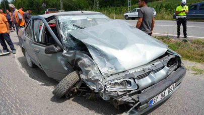 Otomobil ile Kamyonet Çarpıştı: 3 Kişi Yaralandı