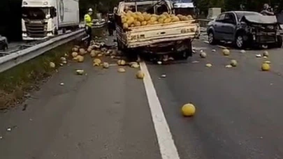 Kavun Yüklü Kamyonet ile Otomobil Çarpıştı! Kavunlar Yola Saçıldı, 3 Yaralı