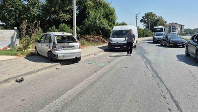 Minibüs ile Otomobil Çarpıştı