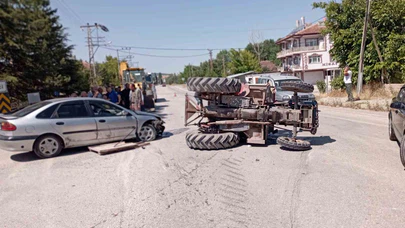 Traktör ile Otomobil Çarpıştı! Traktör Yan Yattı