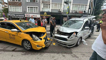 Kafa Kafaya Çarpıştılar! 2 Sürücü Hastaneye Kaldırıldı
