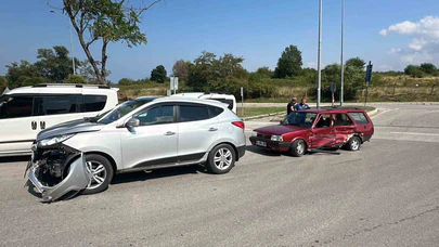 Kavşakta SUV ile Otomobil Çarpıştı: 1 Kişi Yaralandı