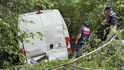 Minibüs Şarampole Yuvarlandı: 2 Yaralı
