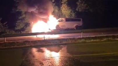 Seyir Halindeki Çekici Alevlere Teslim Oldu! Üzerindeki Kamyonet de Küle Döndü