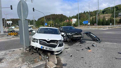 İki Otomobil Çarpıştı: Araçlar Hurdaya Döndü