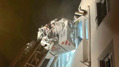 Çorum’da alevlerin sardığı apartman dairesinde mahsur kalan 7 kişi itfaiye merdiveniyle kurtarıldı