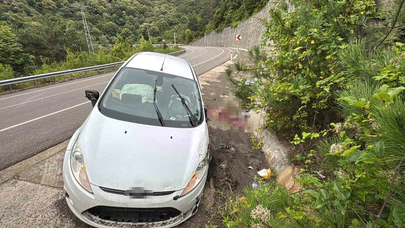 Otomobil Duvara Çarpıp Devrildi: 3 Yaralı