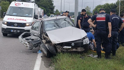 Korkutan Kaza: İki Otomobil Çarpıştı, 5 Kişi Yaralandı