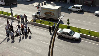 Yaya Geçidinde Otomobil Çarptı