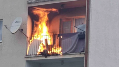 Balkonda çıkan yangın evi küle çeviriyordu