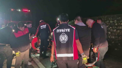 Otomobil bariyerlere çarptı: 4 yaralı