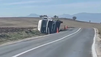 Beypiliç’in yem kamyonu devrildi