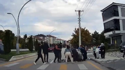 Otomobil yaya geçidinde 4 yaşındaki çocuğa böyle çarptı