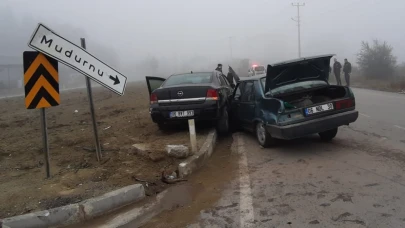 Sürekli kazaların yaşandığı kavşakta yine kaza: 4 yaralı