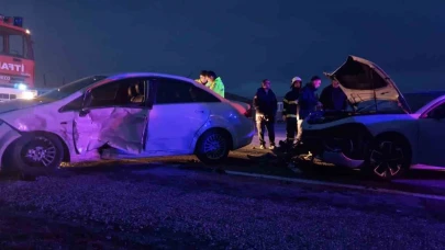 Çorum’da iki otomobil çarpıştı: 3 yaralı