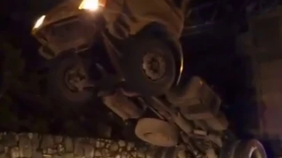 Damperi açık kamyon KGYS direğine çarparak asılı kaldı: 1 yaralı