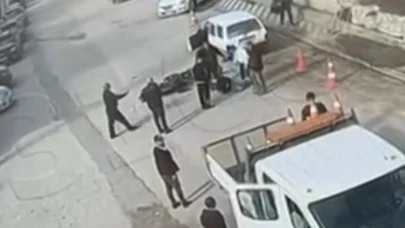 Hatalı sollama yapan motosiklete otomobil çarptı