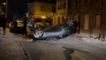 Kaldırıma çarpan otomobil takla attı