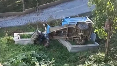 Devrilen patpatın altında kalan sürücü yaralandı