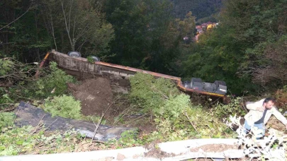 İş makinesi yüklü tır şarampole devrildi: 1 yaralı