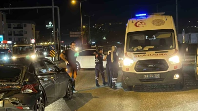 Kırmızı ışıkta duran otomobile kamyon çarptı: 2 yaralı