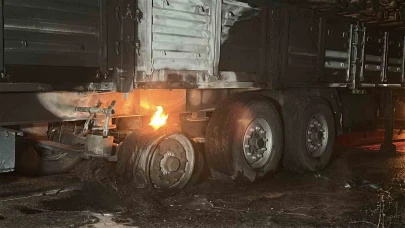 Lastikleri tutuşan tomruk yüklü tırı yanmaktan itfaiye kurtardı