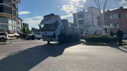 Motosiklet kamyonun altına girdi, sürücü kazayı hafif atlattı