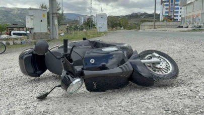 Motosiklet mucurlu yolda devrildi
