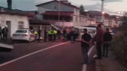 Çekici kamyonet ile minibüs kafa kafaya çarpıştı: 3 yaralı