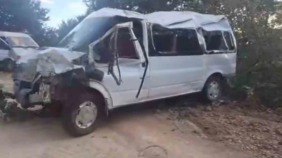Minibüs şarampole devrildi: 11 yaralı