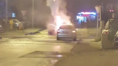 Otomobil alev alev yanarak küle döndü