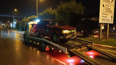 Otomobil, köprünün korkuluklarına çarptı