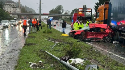 Feci kaza: Otomobil tırın dorsesine çarptı, 3 kişi hayatını kaybetti