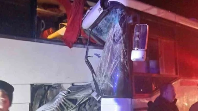 Servis otobüsü yolcu otobüsüne çarptı: 13 yaralı