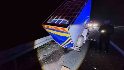 TEM Otoyolu’nda bariyerlere çarpan minibüs ters döndü: 4 yaralı