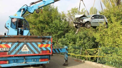 Üniversite öğrencilerinin bulunduğu otomobil bahçeye uçtu: 4 yaralı