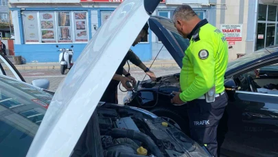 Yolda kalan ailenin yardımına polis ekipleri yetişti