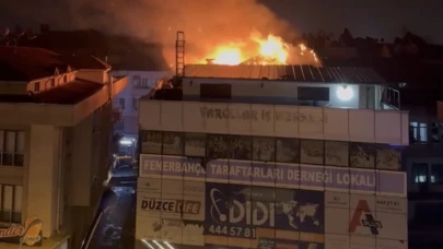 Alevlere teslim olan çatı güçlükle söndürüldü