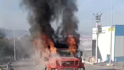 Aynı noktada yarım saat arayla iki kamyon yandı