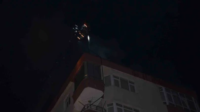 7 katlı binanın çatısında yangın