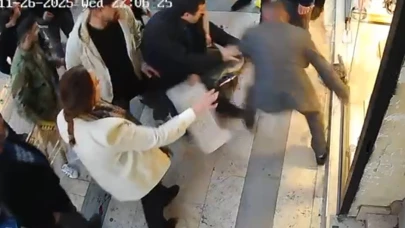 Bıçaklı saldırıya uğrayan kadını, esnaflar meyve kasalarıyla kurtardı