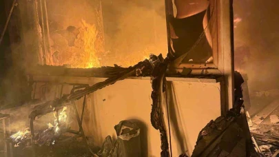 2 katlı evin bir odası alev alev yandı