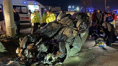 Önce refüje ardından elektrik direğine çarpan otomobil tepetaklak oldu: 1 yaralı