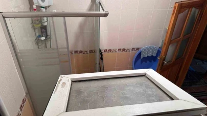 Camı kırıp eve girdi, yaşlı kadının ağzını bantlayıp altınları çaldı